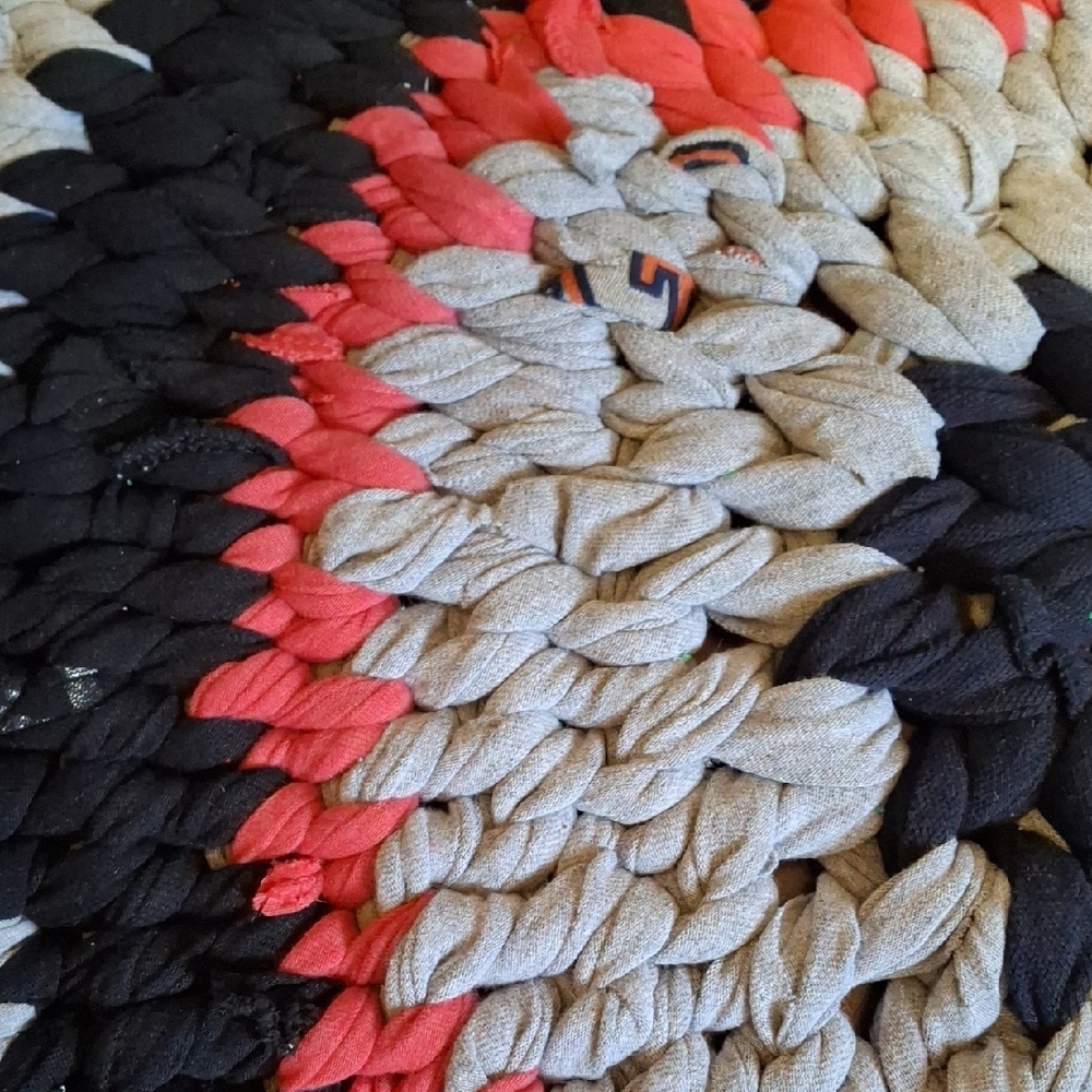 Handmade Amish Knot Round Braided Rug - Picture 2 of 2